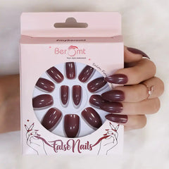 GLOSSY CLAWS NAILS (NAIL KIT INCLUDED)