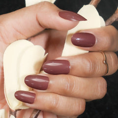 GLOSSY OVAL NAILS (NAIL KIT INCLUDED)