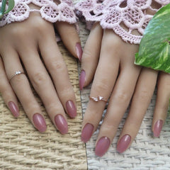 GLOSSY STILLETO NAILS (NAIL KIT INCLUDED)