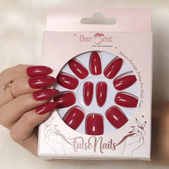 GLOSSY CLAWS NAILS (NAIL KIT INCLUDED)